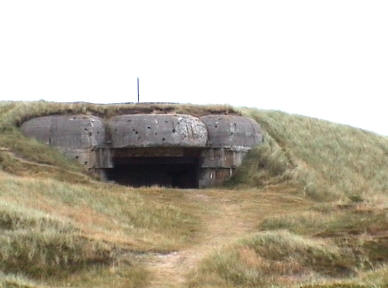Der Kanonenbunker - dahinter die Feuerleitung
