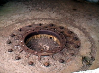 Die Bodenbefestigung der Kanone
