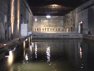 ber die Brcke zur Kasse