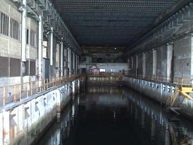 die ganze L�nge eines Hafenbeckens