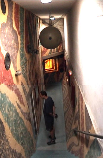 Abw�rts zu den Keller�umen mit Bombe