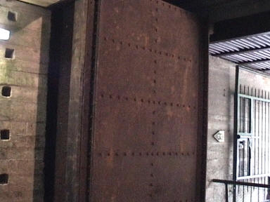 der Eingang mit starker Stahlt�r gesichert