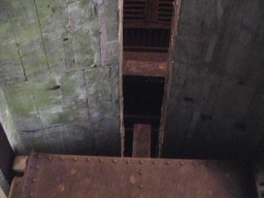 in dieser F�hrung bewegt sich die Schlie�konstruktion - wieder funtionst�chtig