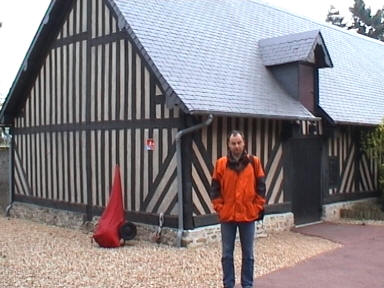 Das Museum mit Steffen davor