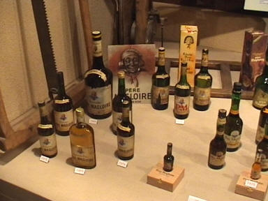 eine Kollektion von Flaschen