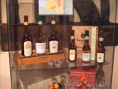 eine Kollektion von Flaschen