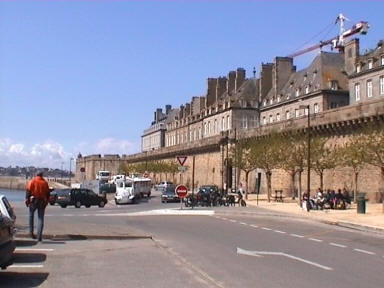 vom Parkplatz in die Stadt