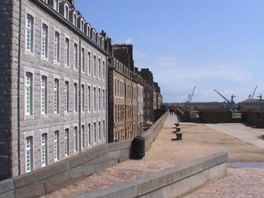 nochmals hohe H�user