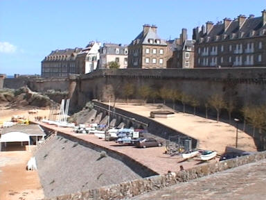der Stadtmauer vorgelagert - ein sch�ner Strand