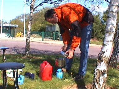 Steffen beim Kaffeekochen